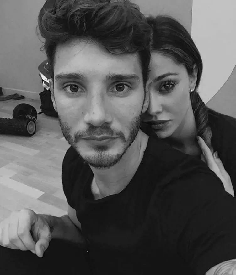 Che via vai da Stefano De Martino. L'ex di Belen pizzicato in barca con (l'ennesima) donna
