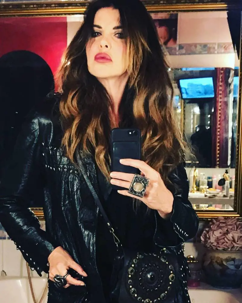 Alba Parietti risponde ai commenti al veleno sulle sue labbra: "Sarebbe un incubo svegliarmi come te"