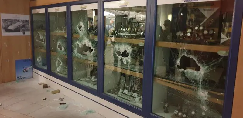 Afragola, grosso furto in una gioielleria: ladri rubano orologi e preziosi