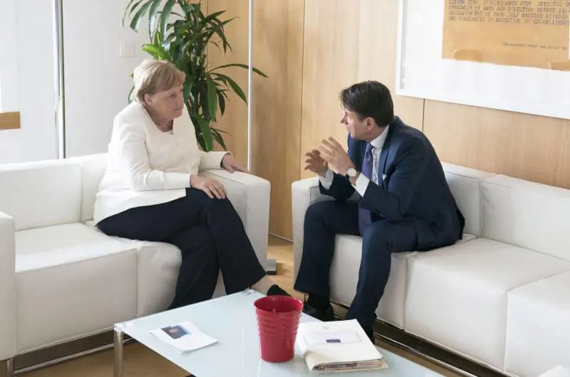 Merkel in pressing per liberare Carola. Ma Conte: "È in mano ai giudici"