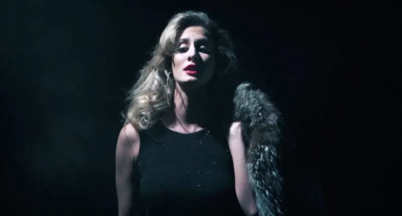 Stella Manente esagera ancora: nel video è senza mutande