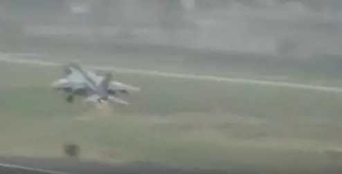 Jet decolla e si scontra con stormo di uccelli: il pilota salvo per miracolo