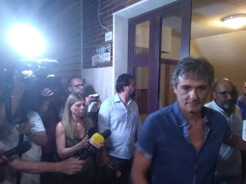 La Finanza sotto l'appartamento di Carola Rackete