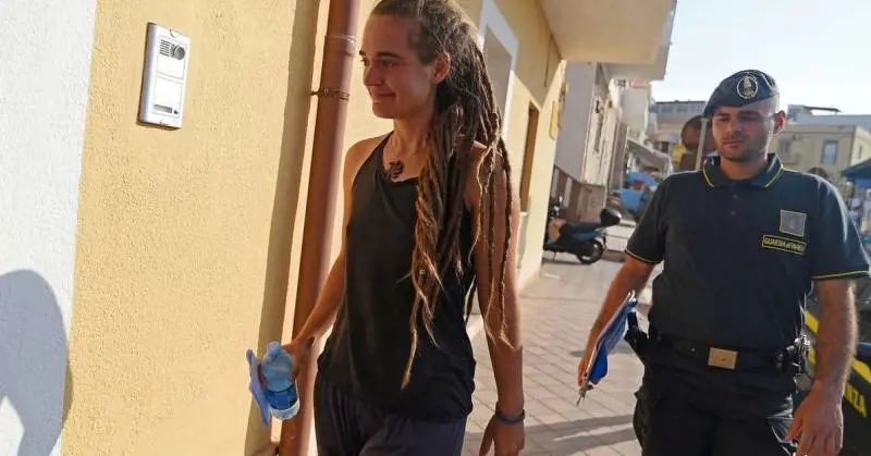 I "buonisti" vogliono il carcere per chi critica la toga di Carola