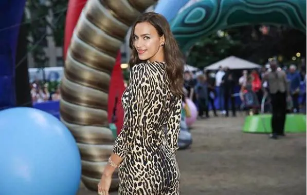 Irina Shayk si vendica di Bradley Cooper con il suo look