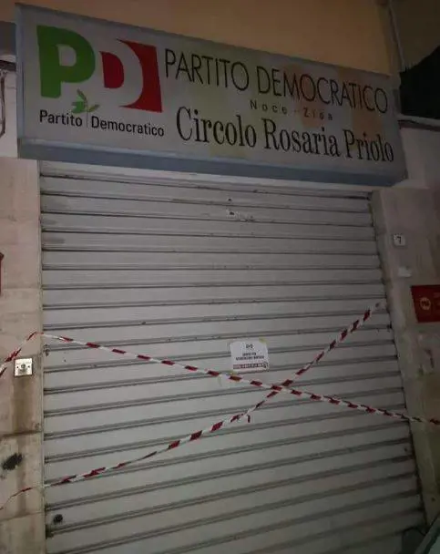 Il Pd e gli "squadristi" che hanno "sigillato" un circolo dem