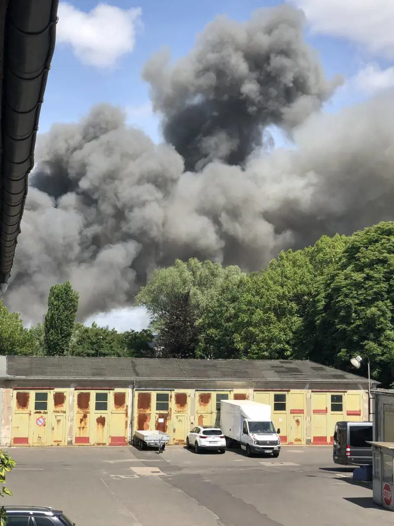 Paura a Berlino, mega incendio in un centro commerciale 