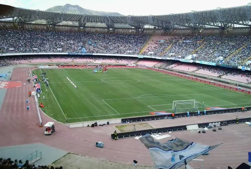 Maglie e sciarpe contraffate vendute all’apertura delle Universiadi campane