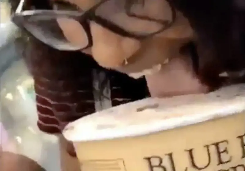 Lecca gelato del market poi lo rimette nel freezer: ora rischia il carcere