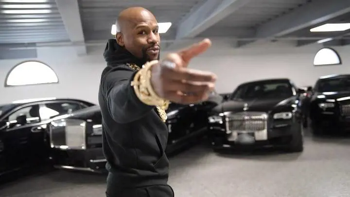 Floyd Mayweather, polemica social per il video con una montagna di soldi