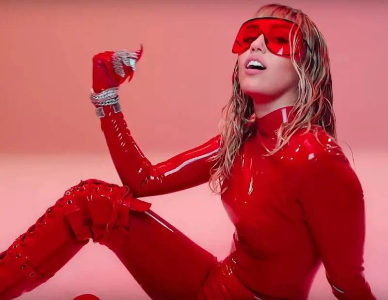 La nuova provocazione di Miley Cyrus. In latex rosso nel suo ultimo video musicale