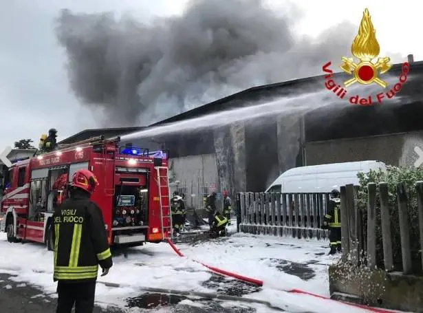 Incendio in un deposito ​di rifiuti speciali