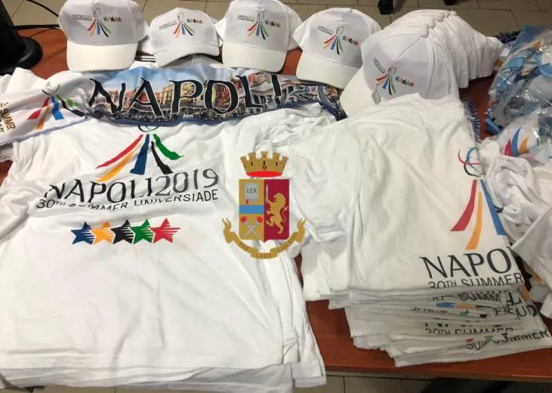 Vendevano magliette false delle Universiadi: denunciati