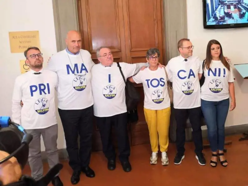 Consiglieri leghisti scrivono 'prima i toscani' su t-shirt ma sbagliano