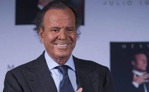 Julio Iglesias padre a 75 anni. Un 43enne di Valencia è suo figlio biologico