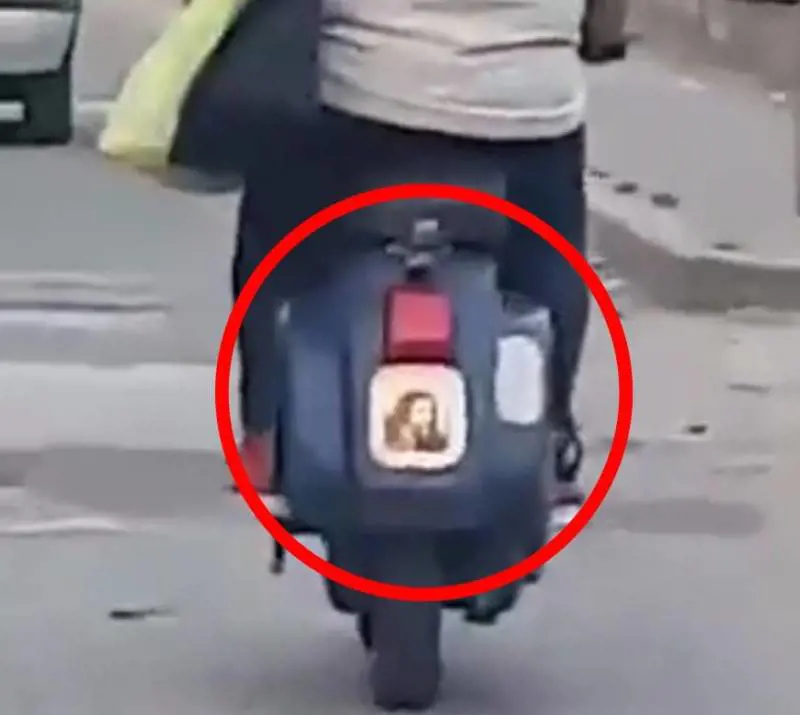 Una Vespa circola con l’adesivo di Gesù Cristo al posto della targa