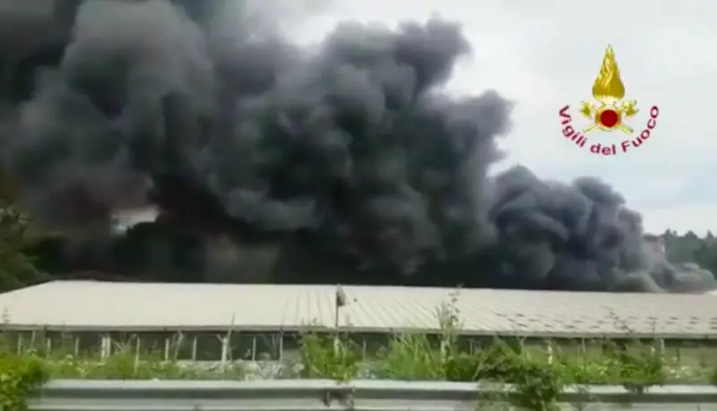 Magliana-Eur, deposito di pneumatici in fiamme: quartiere in tilt