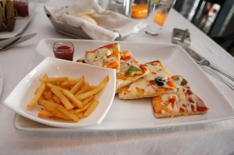 Pagati 5.000 sterline per mangiare patatine e pizza