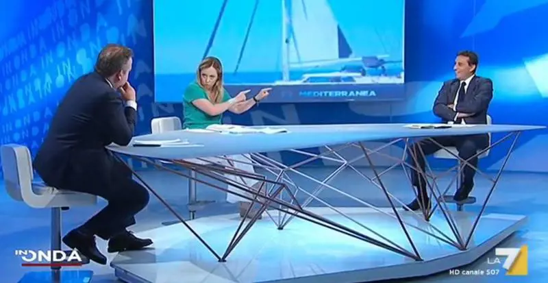 Parenzo prima ammette l'errore e poi attacca Meloni: "Sei fascista"