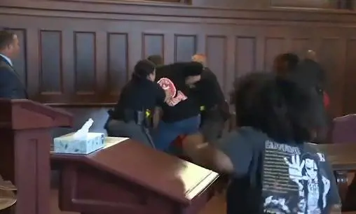 Maxi rissa in tribunale: i figli della vittima cercano di falciare killer di loro madre