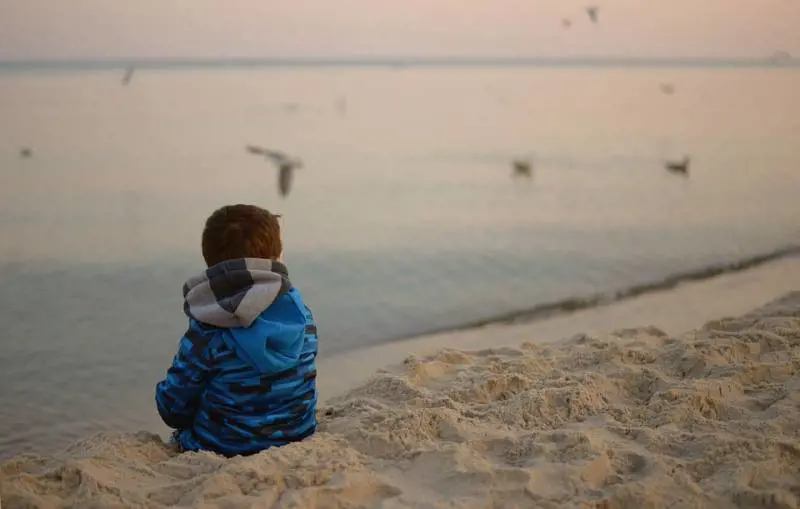 Bambino di 10 anni molestato dal vicino di ombrellone
