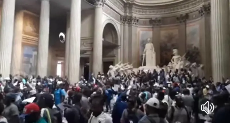 Nella Parigi che premia Carola scoppia la rivolta dei migranti
