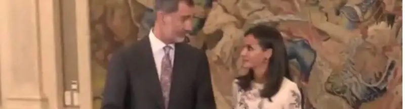 Rimprovero per Letizia Ortiz da parte del Re Felipe di Spagna. Gelo di fronte ai fotografi 