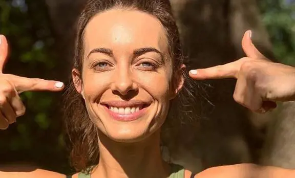 Si schianta contro un camion e muore: addio a Emily Hartridge
