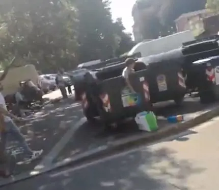 Torino, scene da terzo mondo: bimbo rom raccoglie rifiuti da bidone