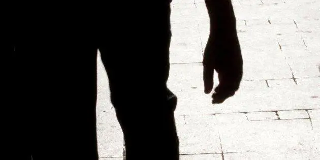 Roma, fissa famiglia di turisti e compie atti osceni: denunciato
