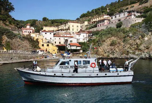 Livorno, detenuti portati al mare. E i poliziotti fanno i "bagnini"
