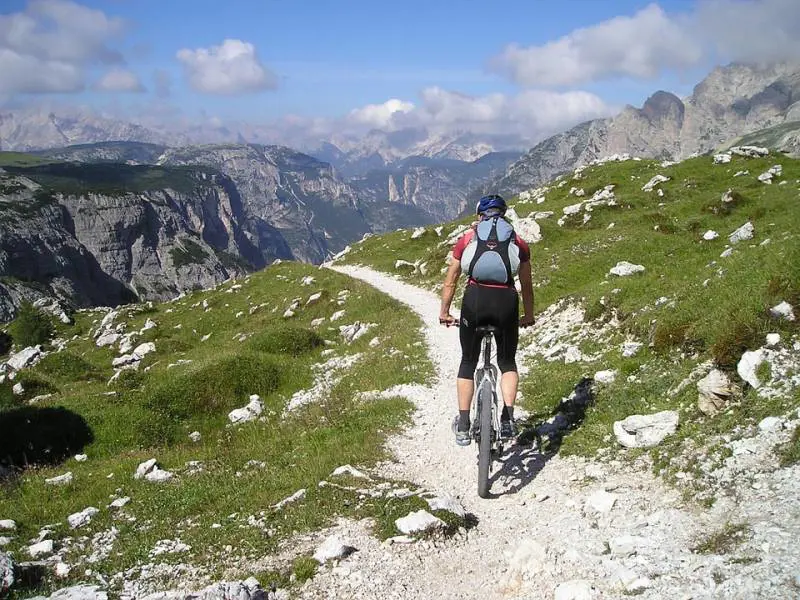 Livigno, bimbo di 10 anni cade dalla bici in montagna