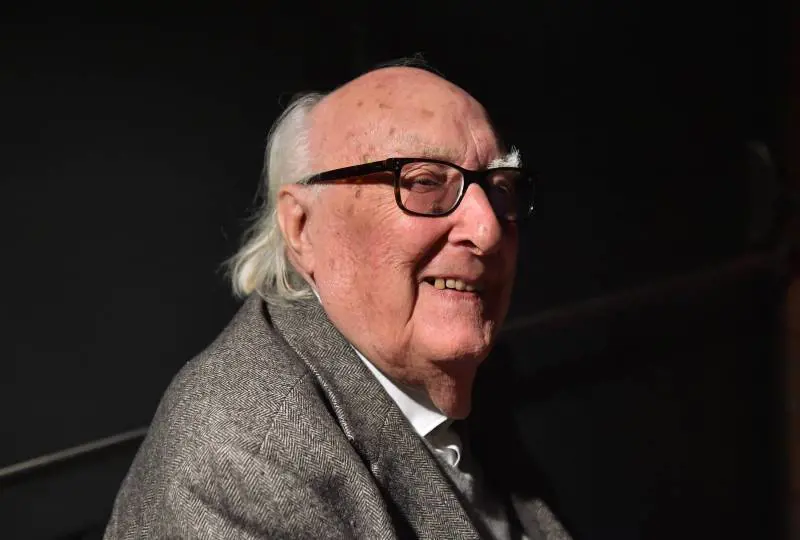 Tanti fiori, zero giovani e un pino a fare la guardia Così il Grande Siciliano sarà romano per sempre