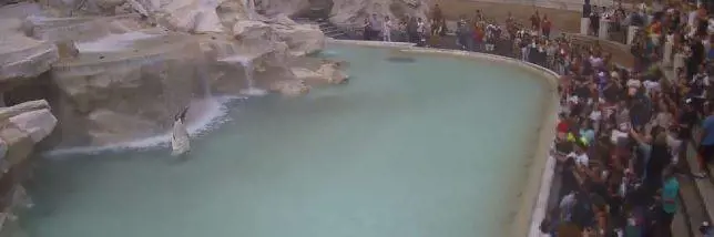 Roma, tuffo nella fontana e viene braccato dal vigile Scatta multa da 550 euro
