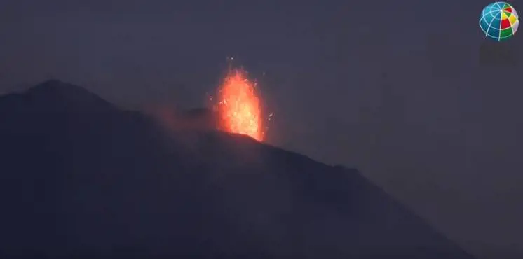 L'Etna torna a eruttare: "Fontane di lava e boati"