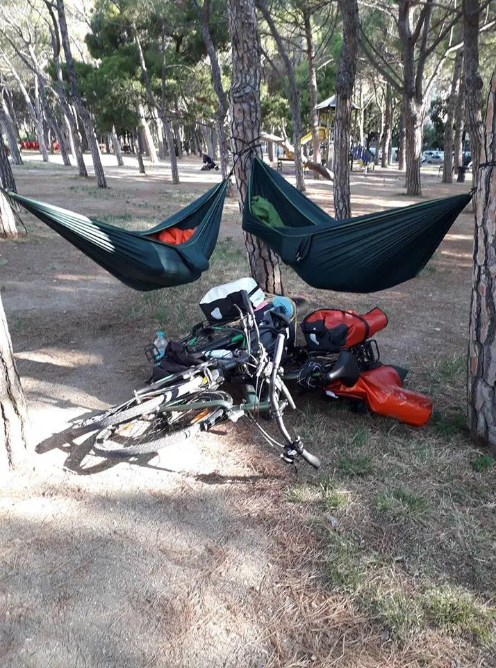 Trieste, multato dalla polizia perché dormiva sull'amaca