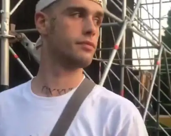 Choc al Rock in Roma, Pretty Solero nudo sul palco si tocca davanti al pubblico