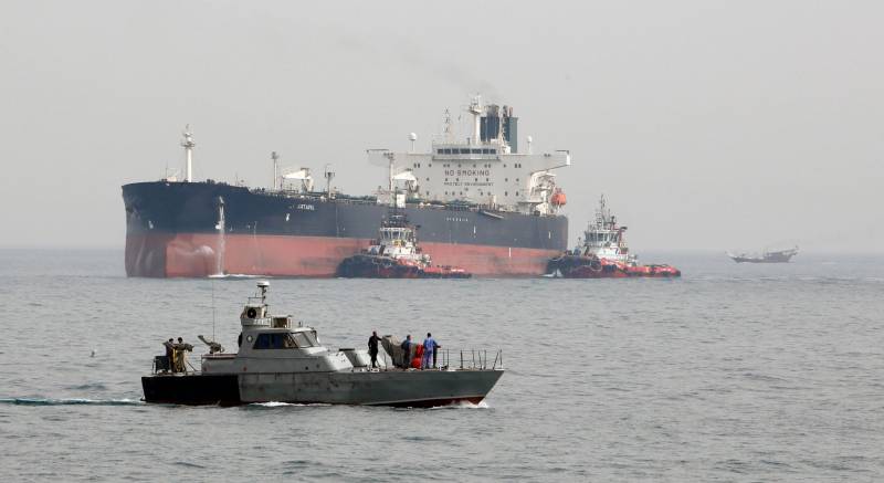 L'Iran muove i "dark vassels": allarme per la flotta fantasma nello Stretto di Hormuz