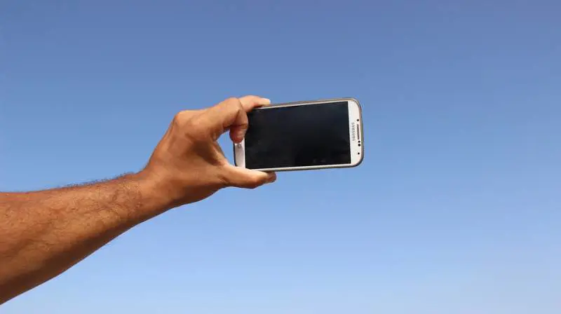 Roma, fingono di farsi i selfie e derubano i turisti