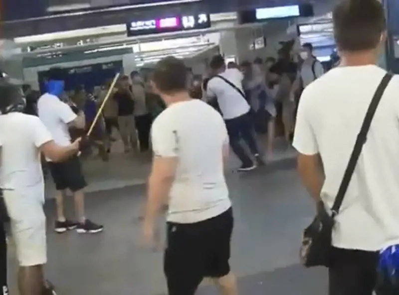 Hong Kong, manifestanti aggrediti e presi a bastonate