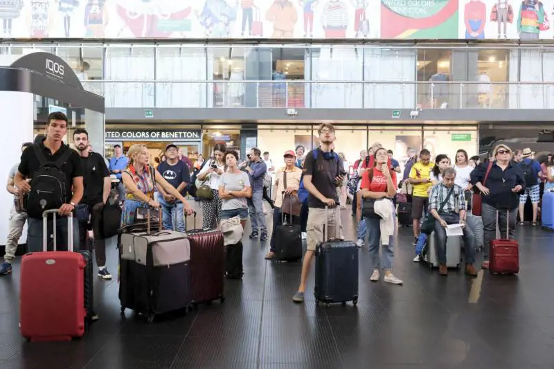 Roma Termini, picchia donna e aggredisce agenti della Polfer: in manette 22enne bengalese