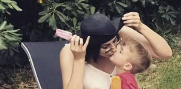 "I bimbi non si baciano in bocca". Bufera per la foto della Isoardi