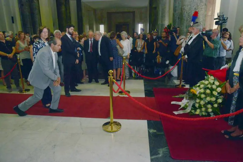 Camera ardente Borrelli: Antonio di Pietro piange dinanzi al feretro