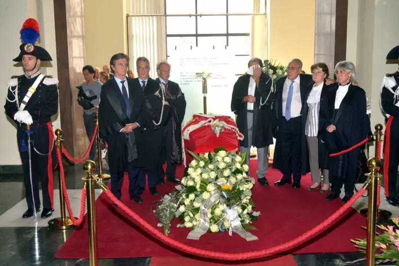 Gli ex pm salutano Borrelli tra lacrime e sceneggiate