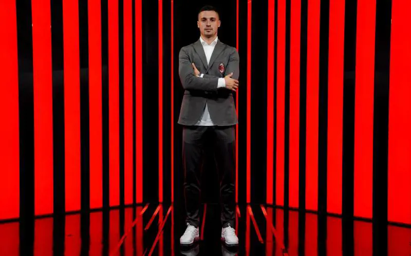Milan, Krunic e il rito di iniziazione. Il bosniaco canta "Sarà perché ti amo"