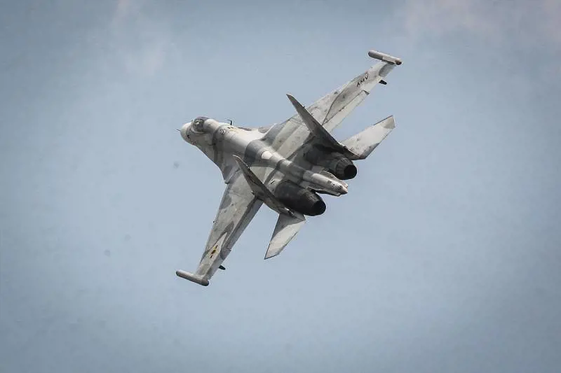 Jet di Mosca violano lo spazio aereo lituano. Putin: "Se attaccati risposta sbalorditiva". L'Ue rinvia la decisone sugli asset russi