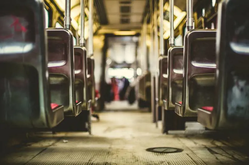 Bari, denunciato gambiano: molesta passanti e si sdraia su un bus