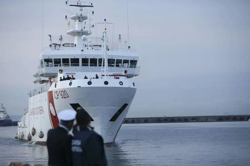 Nave militare salva i migranti. Salvini: "Ci pensi l'Ue o non sbarcano"