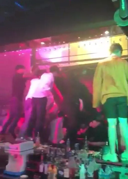 Crolla balconata in discoteca: due morti e feriti gli atleti del Mondiale di nuoto