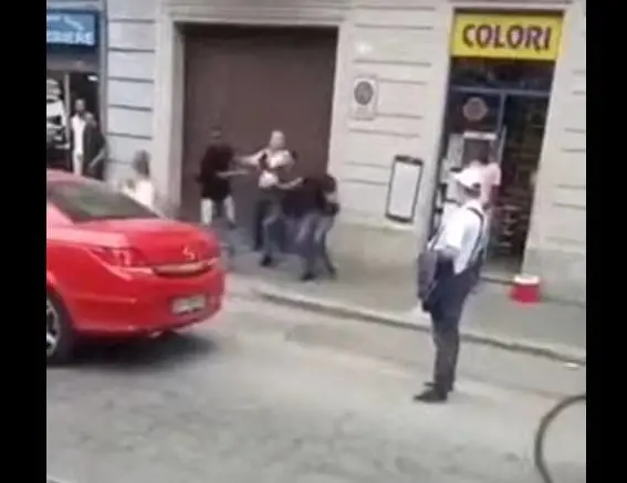Torino, nigeriano aggredisce poliziotti ma torna subito libero